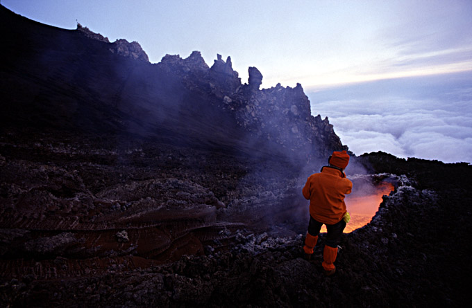 Skylights und Lavafall im Valle del Bove: <font color='#A00000'>Fotos</font> und <a href='/stromboli/etna/etna04/etna0410video-de.html'>Videos</a>