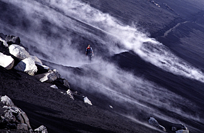 Skylights und Lavafall im Valle del Bove: <font color='#A00000'>Fotos</font> und <a href='/stromboli/etna/etna04/etna0410video-de.html'>Videos</a>