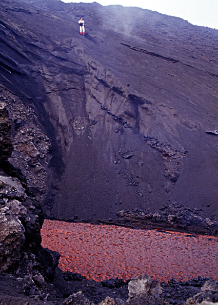 Skylights und Lavafall im Valle del Bove: <font color='#A00000'>Fotos</font> und <a href='/stromboli/etna/etna04/etna0410video-de.html'>Videos</a>