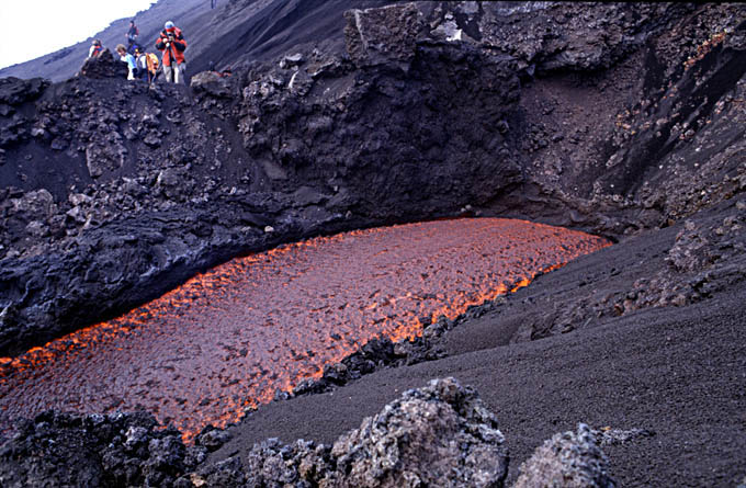 Skylights und Lavafall im Valle del Bove: <font color='#A00000'>Fotos</font> und <a href='/stromboli/etna/etna04/etna0410video-de.html'>Videos</a>