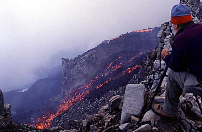 Skylights und Lavafall im Valle del Bove: <font color='#A00000'>Fotos</font> und <a href='/stromboli/etna/etna04/etna0410video-de.html'>Videos</a>