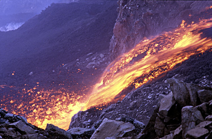 Skylights und Lavafall im Valle del Bove: <font color='#A00000'>Fotos</font> und <a href='/stromboli/etna/etna04/etna0410video-de.html'>Videos</a>