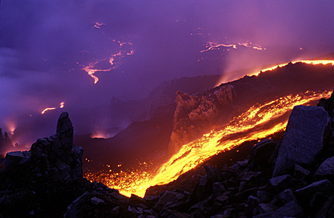 Skylights und Lavafall im Valle del Bove: <font color='#A00000'>Fotos</font> und <a href='/stromboli/etna/etna04/etna0410video-de.html'>Videos</a>