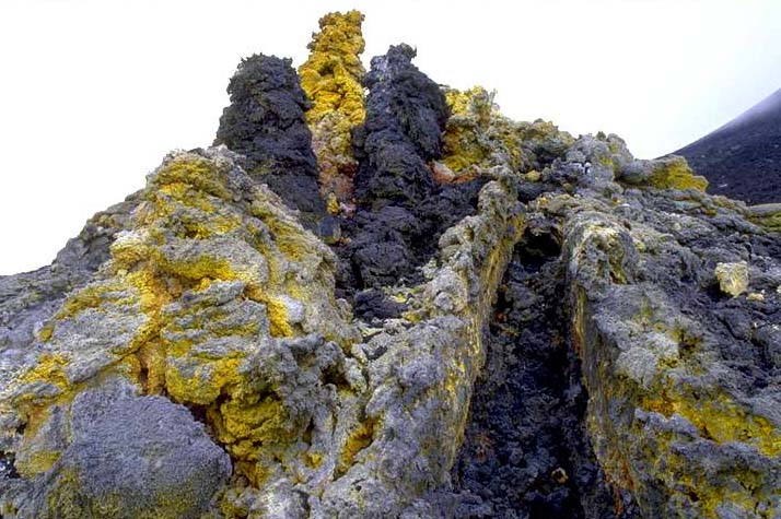 The lava flows below South East Cone: 4-9 April 1999