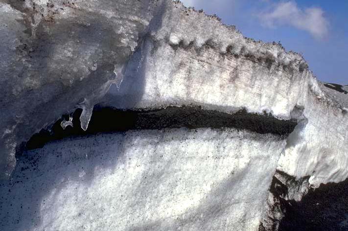 The lava flows below South East Cone: 4-9 April 1999