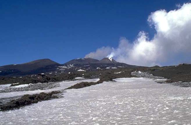 The lava flows below South East Cone: 4-9 April 1999