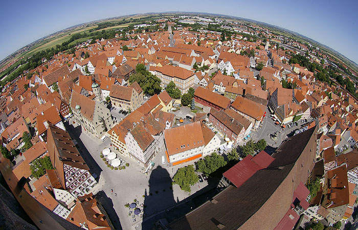 Ausblick auf Nrdlingen und den Metoritenkrater vom Kirchtum 'Daniel'