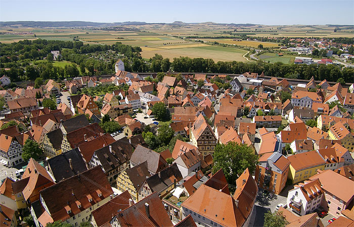 Ausblick auf Nördlingen und den Metoritenkrater vom Kirchtum 'Daniel' Ausblick auf Nördlingen und den Metoritenkrater vom Kirchtum 'Daniel'
