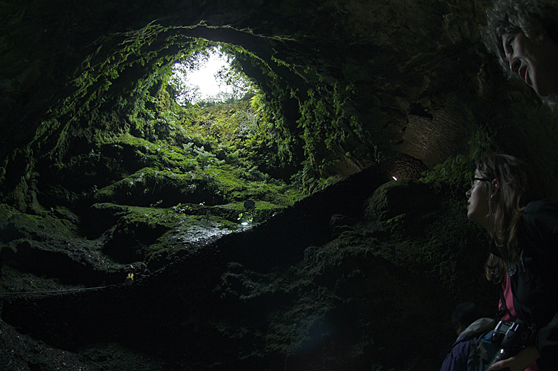 Im Innern eines Vulkans: Lavatunnel und Schlot (September 2009)