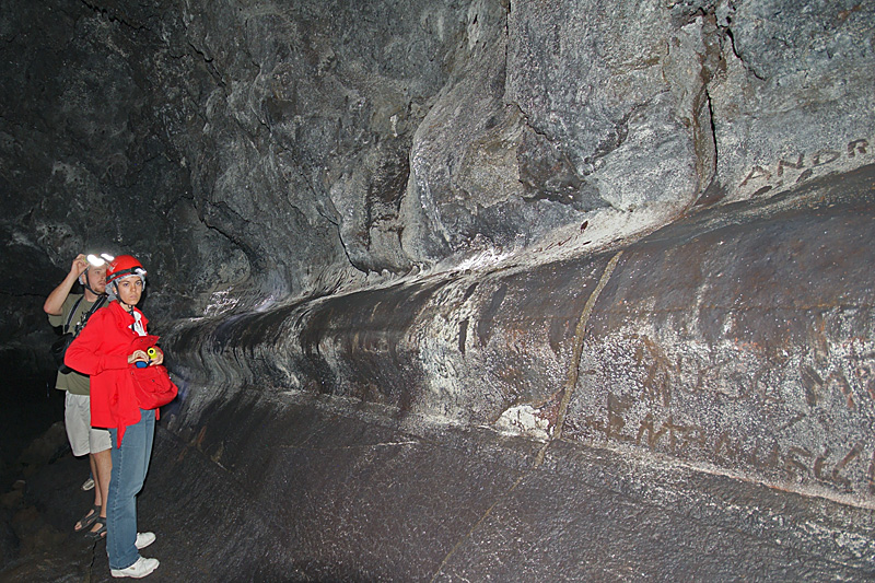 Im Innern eines Vulkans: Lavatunnel und Schlot (September 2009)