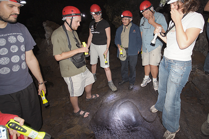 Im Innern eines Vulkans: Lavatunnel und Schlot (September 2009)