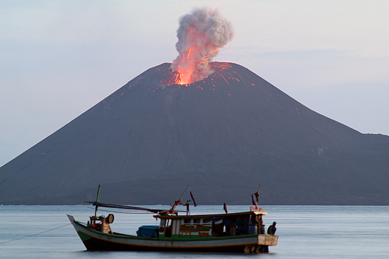 Anak Krakatau observed from Palau Rakata (4.-8. June 2009)