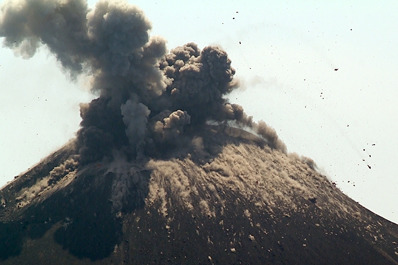 Anak Krakatau observed from Palau Rakata (4.-8. June 2009)