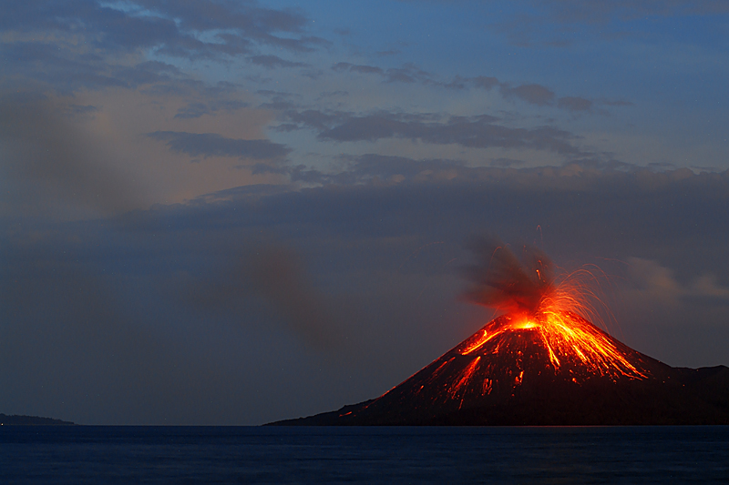 Anak Krakatau observed from Palau Rakata (4.-8. June 2009)