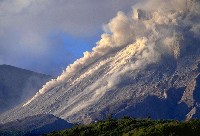Spine Evolution and Incandescent Rockfalls Spine Evolution and Incandescent Rockfalls