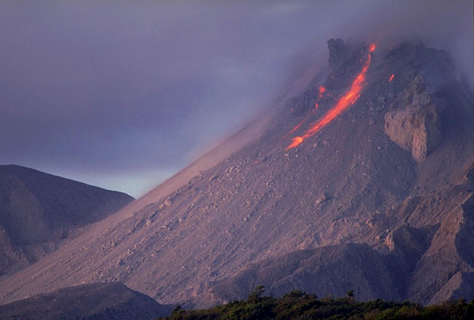 Spine Evolution and Incandescent Rockfalls