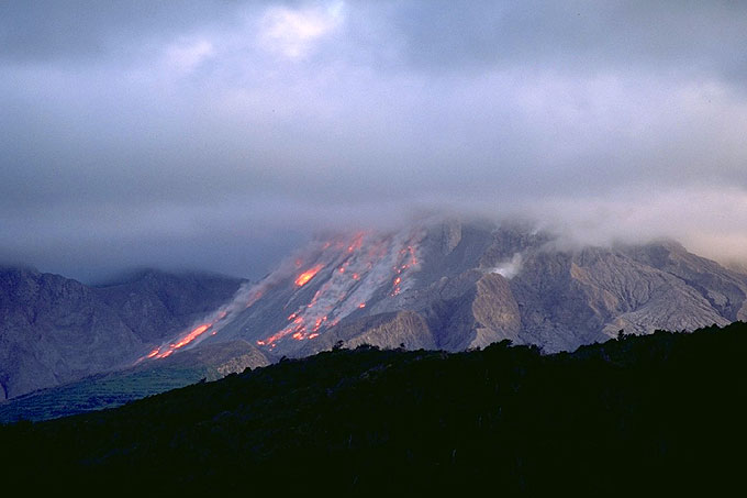 Spine Evolution and Incandescent Rockfalls