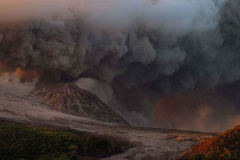 Ash venting from the dome (29 Jan - 1 Feb 2010)