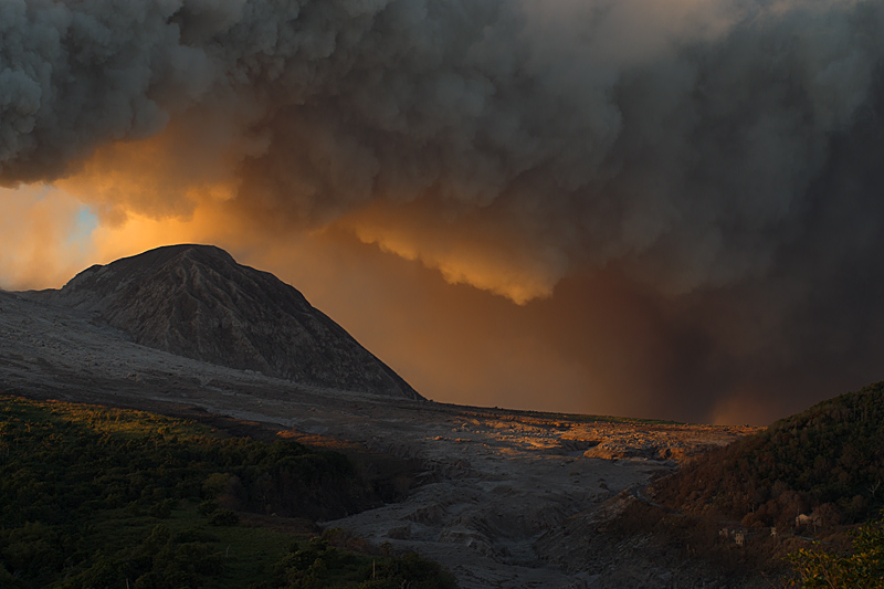 Ash venting from the dome (29 Jan - 1 Feb 2010)