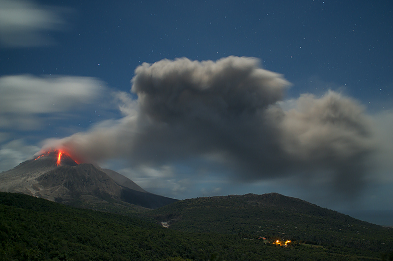 Ash venting from the dome (29 Jan - 1 Feb 2010)