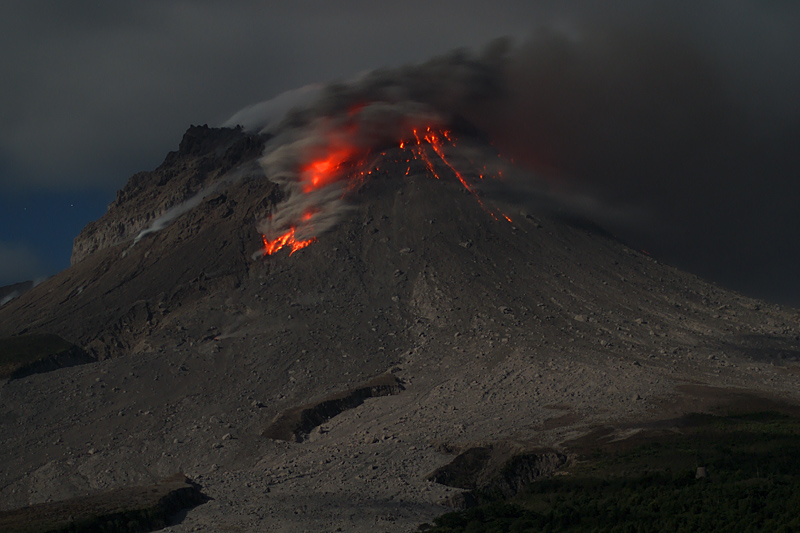 Pyroclastic flows in White's Ghaut at night (27 - 31 Jan 2010) Pyroclastic flows in White's Ghaut at night (27 - 31 Jan 2010)