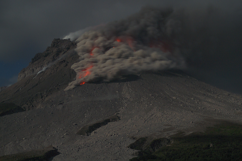Pyroclastic flows in White's Ghaut at night (27 - 31 Jan 2010) Pyroclastic flows in White's Ghaut at night (27 - 31 Jan 2010)