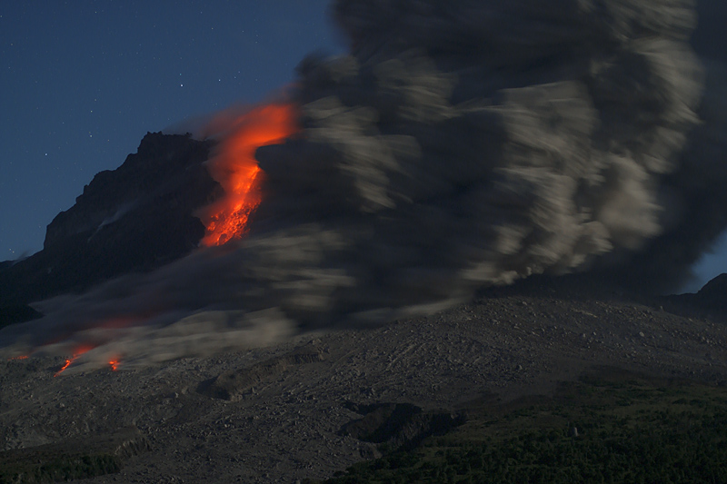 Pyroclastic flows in White's Ghaut at night (27 - 31 Jan 2010) Pyroclastic flows in White's Ghaut at night (27 - 31 Jan 2010)