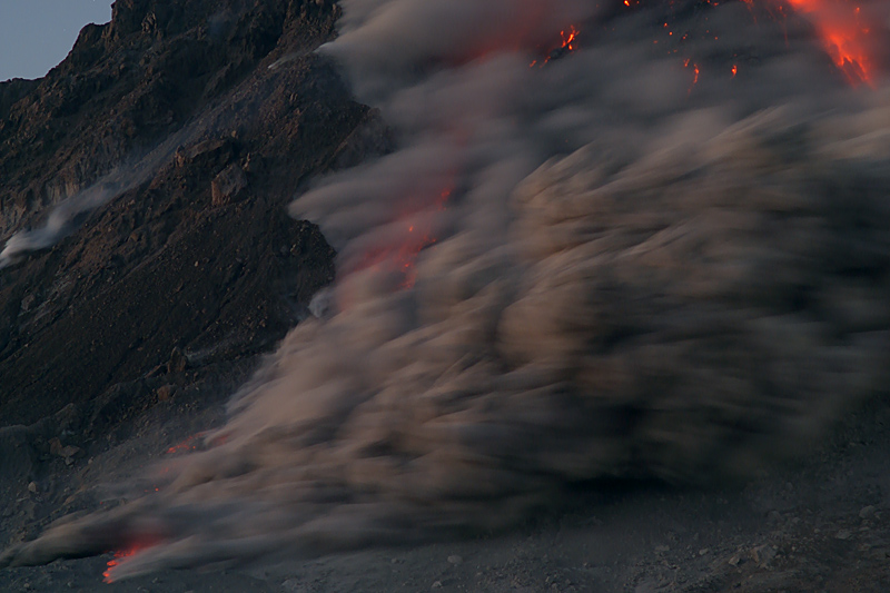 Pyroclastic flows in White's Ghaut at night (27 - 31 Jan 2010) Pyroclastic flows in White's Ghaut at night (27 - 31 Jan 2010)