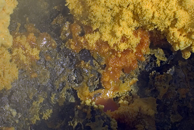 Vulcano: Schwefel in kristallisierter und flüssiger Form Vulcano: Schwefel in kristallisierter und flüssiger Form