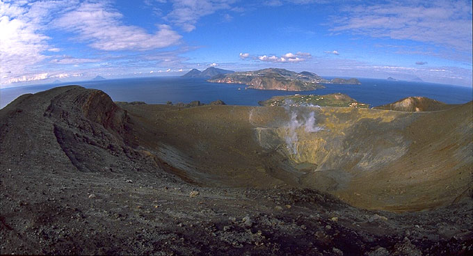 Vulcano: Fumarolen, Kratersee und Blumen