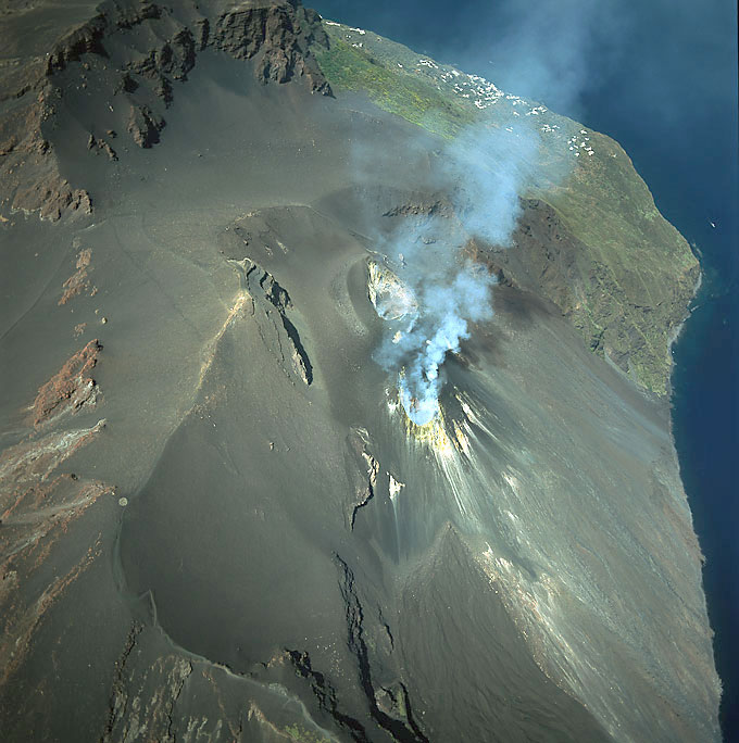 Stromboli aus der Luft und aus dem Weltraum