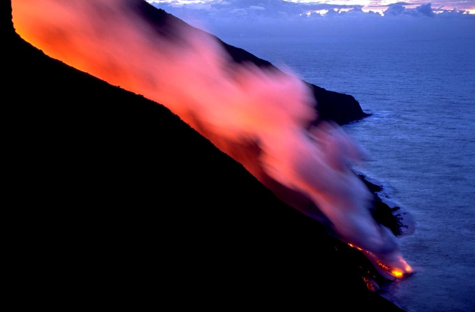 Der Lavastrom in der Sciara del Fuoco erreicht das Meer