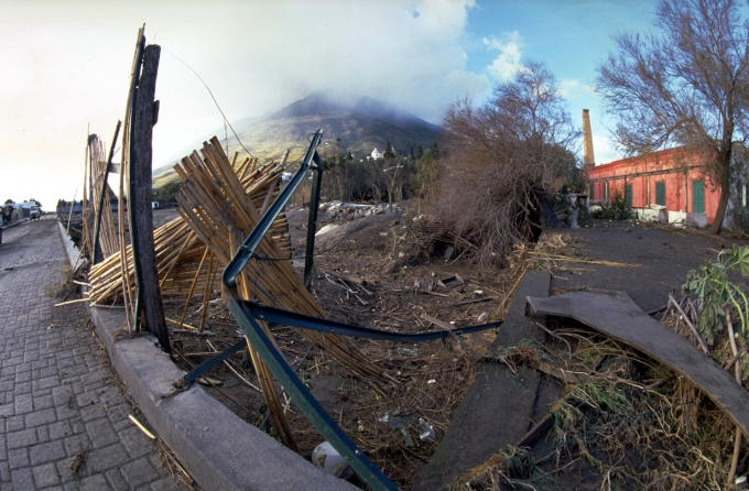 Stromboli's population faces the damage of a tsunami