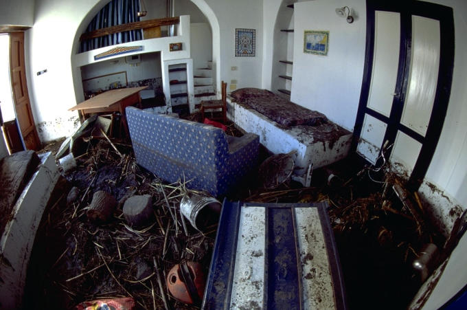 Strombolis Bevölkerung und die Schäden des Tsunami Strombolis Bevölkerung und die Schäden des Tsunami