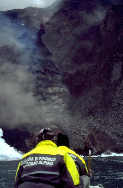 Strombolis Bevölkerung und die Schäden des Tsunami Strombolis Bevölkerung und die Schäden des Tsunami