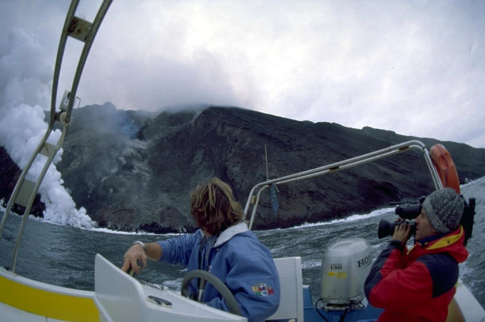 Strombolis Bevölkerung und die Schäden des Tsunami Strombolis Bevölkerung und die Schäden des Tsunami